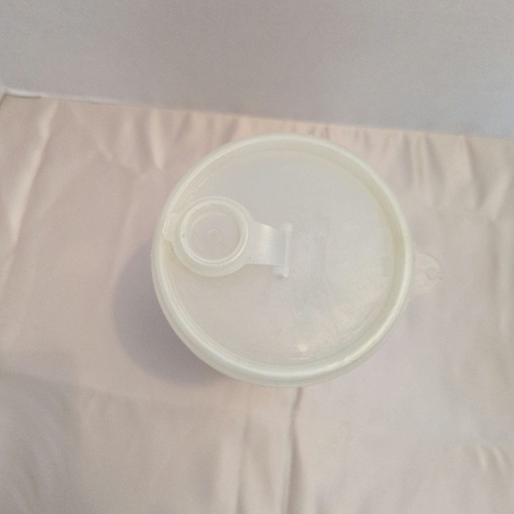 Tupperware 48 oz Handolier juice or beverage pitcher - Picture 2 of 4